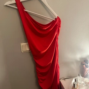 kläning - röd kläning med ett axelband den är ribbad på sidorna ganska tun i materialet.        30kr + frakt