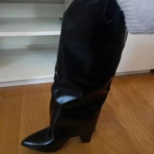 Knä långa boots - Aldrig använda då de var för små 🤍