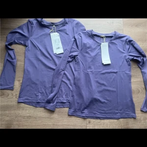 Tränings tröja - Säljer dessa två jättefina tränings tröjor från H&M i strl 146-152💕 Tröjorna är nya med prislappen kvar Bara att höra av dig vid frågor och funderingar😊