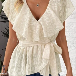 Beige blus - Helt slutsåld!! Jätte populärt just nu, jättefint med ett linne under. Endast använd en gång, strl S💕 även knytbar