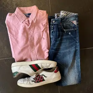 Asfet rosa Ralph Lauren skjorta i rosa 🔥 Den är i skjortstorlek 15 1/2 men upplever att storleken är en stor L eller XL. Inga defekter, men har använts några gånger. Välbevarad gammal modell 💪 Hör av er vid frågor eller funderingar 🙏