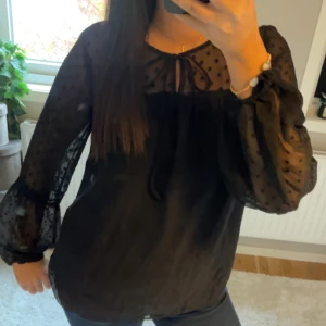 Svart blus - Säljer denna snygga blus som jag inte använder längre!❤️den har knappt några defekter då jag inte använt den super mycket!