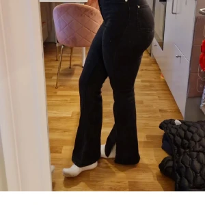 Jeans - Utsvängda jeans från nakd med egen sydd slits