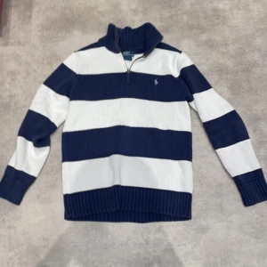 Polo Ralph Lauren halv zip - Tjena, lägger nu ut denna jättefräscha halv zip från polo Ralph Lauren som är i strl L/164 Den är stickad och i jätte fint skick för bara 549kr Pris kan diskuteras vid snabb affär och hör av dig vid funderingar☺️