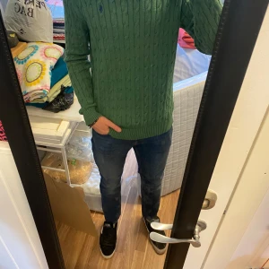 Ralph lauren tröja - Säljer min gröna stickade Ralph Lauren tröja  i storlek m då den inte används längre.  Tveka inte att fråga frågor.