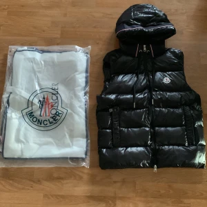 Moncler väst - Säljer denna helt oanvända väst! I storlek small