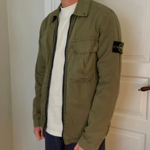 Stone Island overshirt - Khakifärgad Stone Island overshirt i storlek S. Använd men i bra skick, väl omhändertagen! 