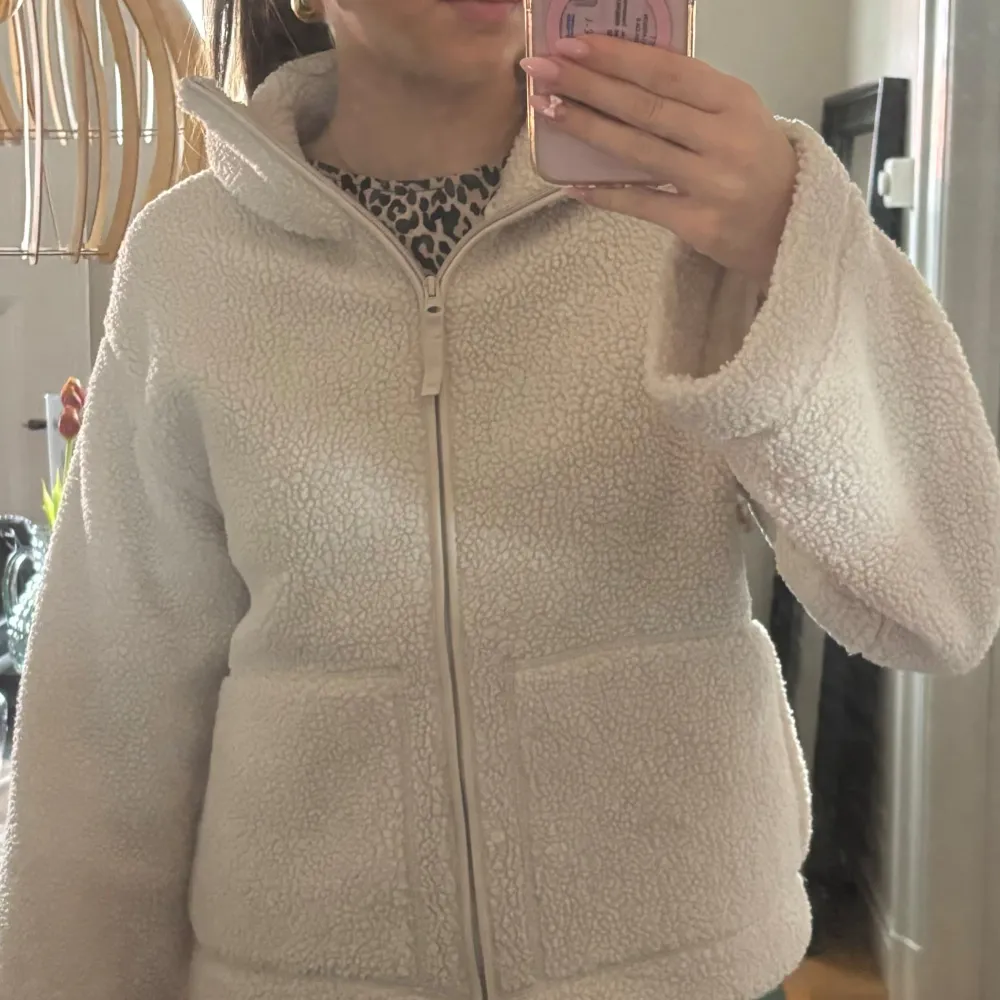 Säljer min superfina Teddyjacka från hm, i väldigt gott skick, slutsåld överallt . Takit.