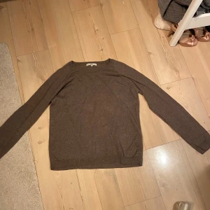 Brun tröja från Hope - 95% Bomull 5% Kashmir Säljer en stilren brun tröja från Hope. Den är i storlek 48 och har en klassisk design med långa ärmar och ribbade kanter. Perfekt för både vardag och lite finare tillfällen. Bra skick!