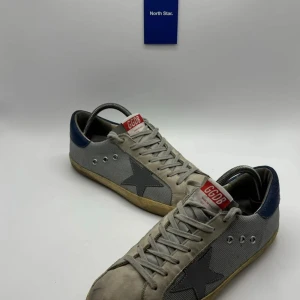 Golden goose - Säljer ett par golden goose storlek 42 (eu). Köpt i butik ( har inte kvitto). Ny pris 5200kr +. Dust bag eller låda kommer inte med så det är Därför priset är så lågt! Sänker pris vid snabb affär
