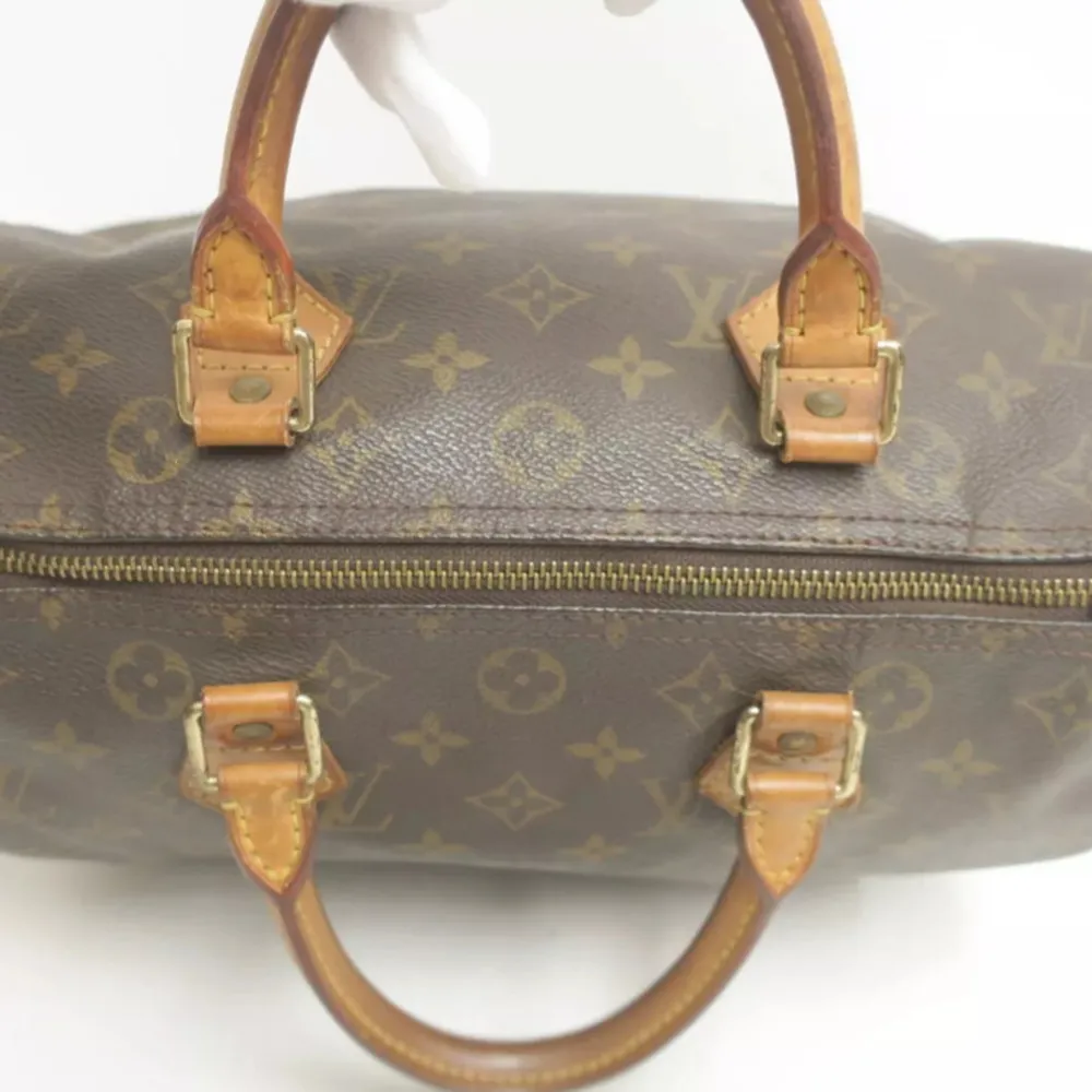 Louis Vuitton Speedy 30. Ett måste i väskkollektionen! Bra storlek för både vardagsbruk och resor. Perfekt att använda som skol-/arbetsväska. Speedy ger en touch av lyx och stil till varje outfit. Tillverkad i den ikoniska monogramduken.. Väskor.