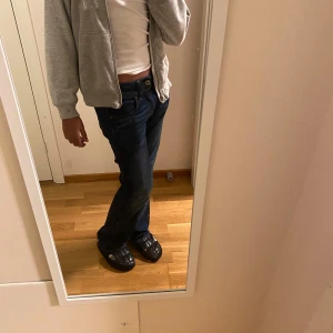 Grå stockholmsstils hoodie - Snygg grå Stockholmsstils hoodie från märket gap, knappast använd. Skriv för fler frågor eller bilder💗💗