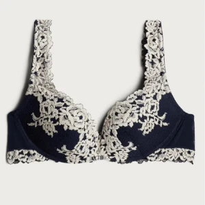 Intimissmi bh - pretty flowers gioia super push-up bh från intimissimi. Använd ca 3 gånger. Säljer då den är för liten för mig. Storlek 75C. Pris kan diskuteras <3