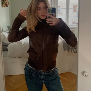 Vintage Skinnjacka - Brun skinnjacka, vintage  bra skick, gammal skinnjacka- begagnad, snygga detaljer på fickor, armbåge, sömmar 😊