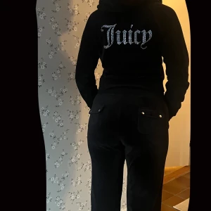 Juicy couture  - Tröjan är i storlek M och byxorna är i storlek L.  Det går även att köpa det separat. Allt är i bra skick.☺️