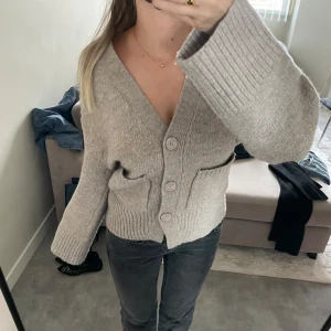 Kofta  - Fin kofta från ginatricot. Storlek s i gråbeige färg.
