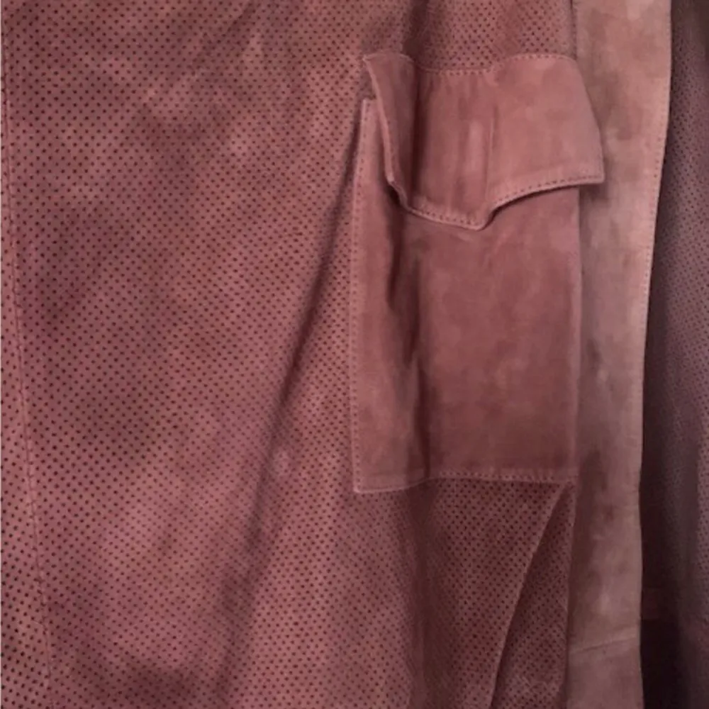 En brunrosa cape i super mjukt lamm mocka. Som faller och draperas otroligt fin. Ett feminint plagg du kan klä upp eller använda till vardags. Storlek M, både small och large kan ha vapen. Ny med prislapp Köpt i USA kostade $ 1400 i affären . Takit.
