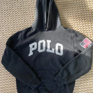 Ralph Lauren Hoodie - Asfet raffehoodie i storlek S. Perfekt till hösten🍂