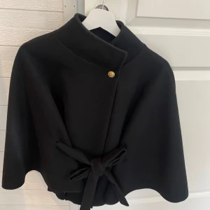 PONCHO BLAIR SVART, one size  - Helt oanvänd poncho från Missāy. Storleken är one size och är svart🖤 den perfekta höst och vår jackan😍 