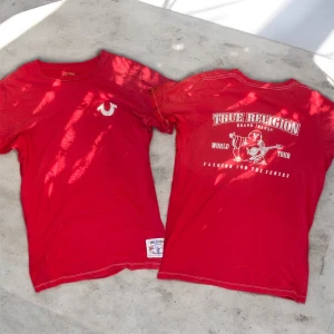 TRUE RELIGION T-SHIRT ❤️ - Sjukt snygg true religion t shirt i helt okej skick🔥🏜️🖤❤️ skriv vid funderingar 