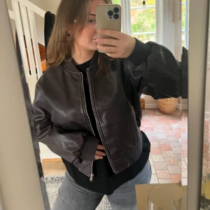 Skinnjacka - Bomberjacka i skinnimitation från only. Har inte använts nånting bara provat. Säljer då jag har för många jackor. Supersnygg ! Nypris 699 