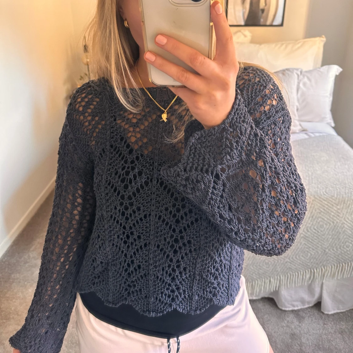 stickad tröja med hål