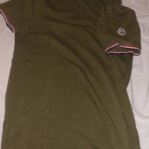Moncler T-shirt - Säljer den har haft den denna sommaren och nu är de dax att sälja den. Den är slim fit storlek S mycket fin färg.