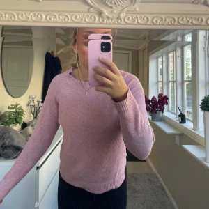  rosa stickad tröja  - Supersöt rosa stickad tröja från veromoda som jag ej använder längre. Använd och nopprig därav priset💞