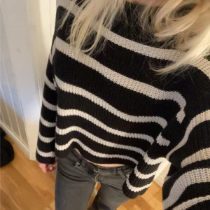 Randig stickad tröja - Stickad tröja från even&odd. Vet inte vilken storlek men passar som S/XS. Lite kort i magen. Bra skick🩷