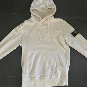 Stone Island Hoodie - Stone Island hoodie i storlek S. På andra bilden ser man 3 små prickar men inget man tänker på. Bra skick inget sönder på den. Ny pris ca 3000kr mitt pris 899kr. Köpt från Garmsmarket förra året. Bara att skriva om de är något du undrar över