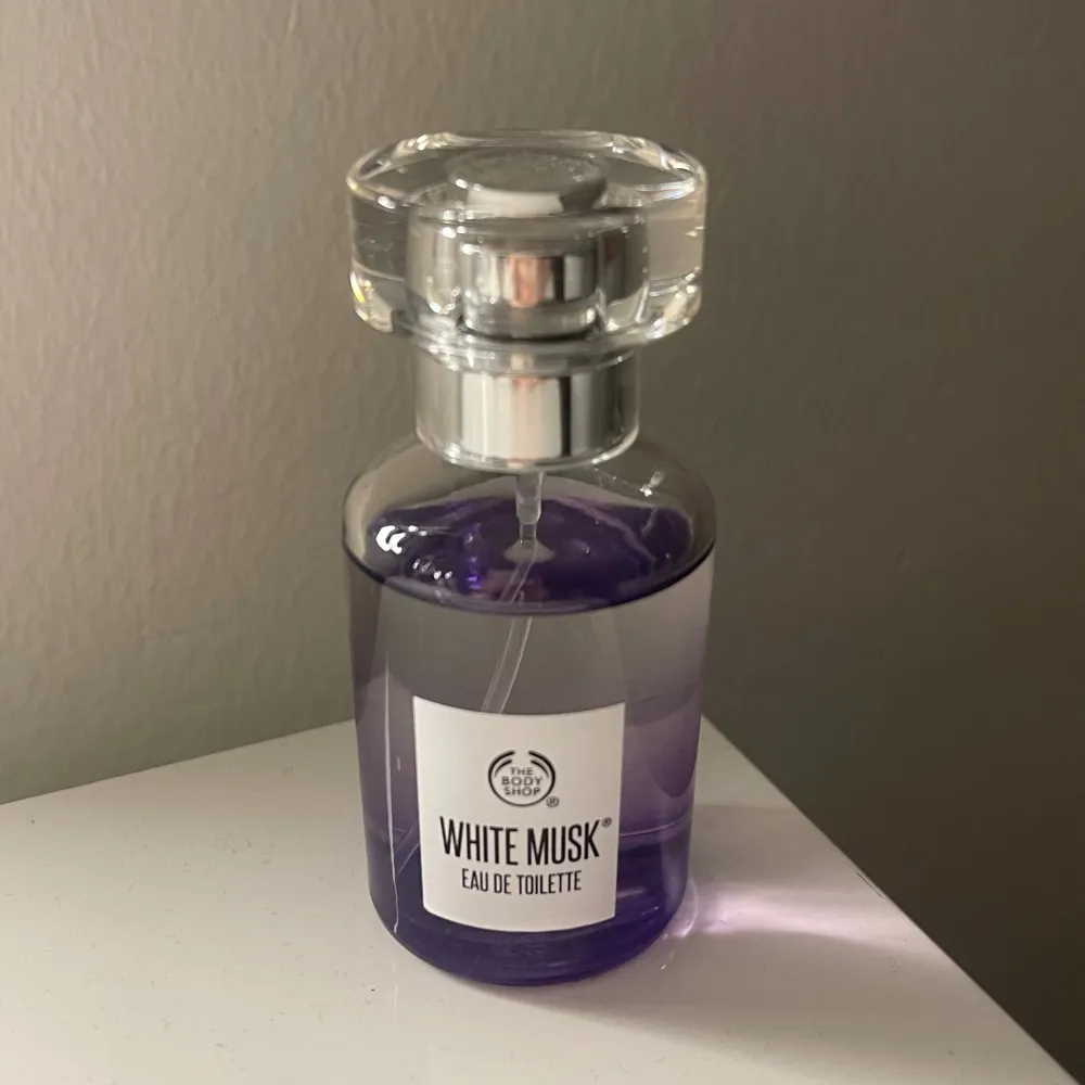 The body shop parfym i doften ”white musk”  Endast testad, luktar super gott men har andra som jag gillar mer. Finns ej att köpa vad jag kan hitta. . Parfym.