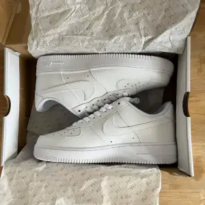 Air force 1 vit strl 43. Låda medföljer