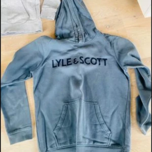 Lyle & Scott hoodie, duvblå stl 14/15 - Jättefin, sparsamt använd, duvblå Lyle & Scott hoodie i stl 14/15, nypris ca 749kr, nu endast 350kr!