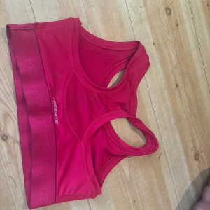 Aldrig använt nyköpt har inget tillfälle till den men den är super bra till dom som tränar och ha på gymmet eller idrott☺️ - En topp