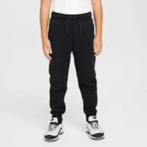 Nike tech byxor  - Säljer ett par svarta Nike tech byxor i skönt material. Perfekta för en avslappnad dag hemma eller för träning. De har en snörning i midjan för justerbar passform och är riktigt bekväma.