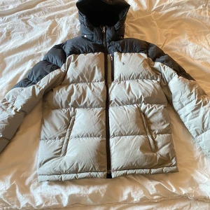 Ralph lauren jacka  - Säljer denna snygga Ralph lauren jacka. Storlek 18-20 år men den passar som Xs-S. Den är i fint skick för övrigt, men har en liten svart prick som man kan se på sista bilden. Vid eventuella frågor är det bara till att höra av sig! 