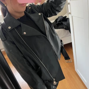 Skinnjacka - Jätte snygg och cool skinnjacka från missguided, bra skick, skriv för fler bilder! Storlek 36, passar XS/S och M