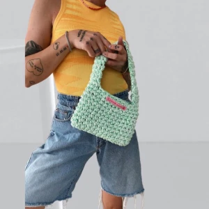 Virkad väska Wear Daisys - Grön Virkad väska från Wear Daisys, Gotland.   Första bilden är från Wear Daisys Instagram och stämmer inte helt med denna väskan. Andra bilden är rätt väska, den går alltså att ha även som slingback. Tredje bilden är färgen tydligast.