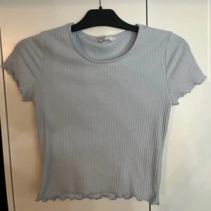 Blå volang topp - Säljer denna fina tröja, tröjan slutar strax under magen.