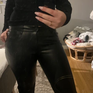 Läder byxor  - Säljer mina super sköna bootcut/raka läder byxor från bikbok som köptes förra året! Super bra skick då dom aldrig riktigt kom till användning, strl 38💗 skriv för mer info🤩