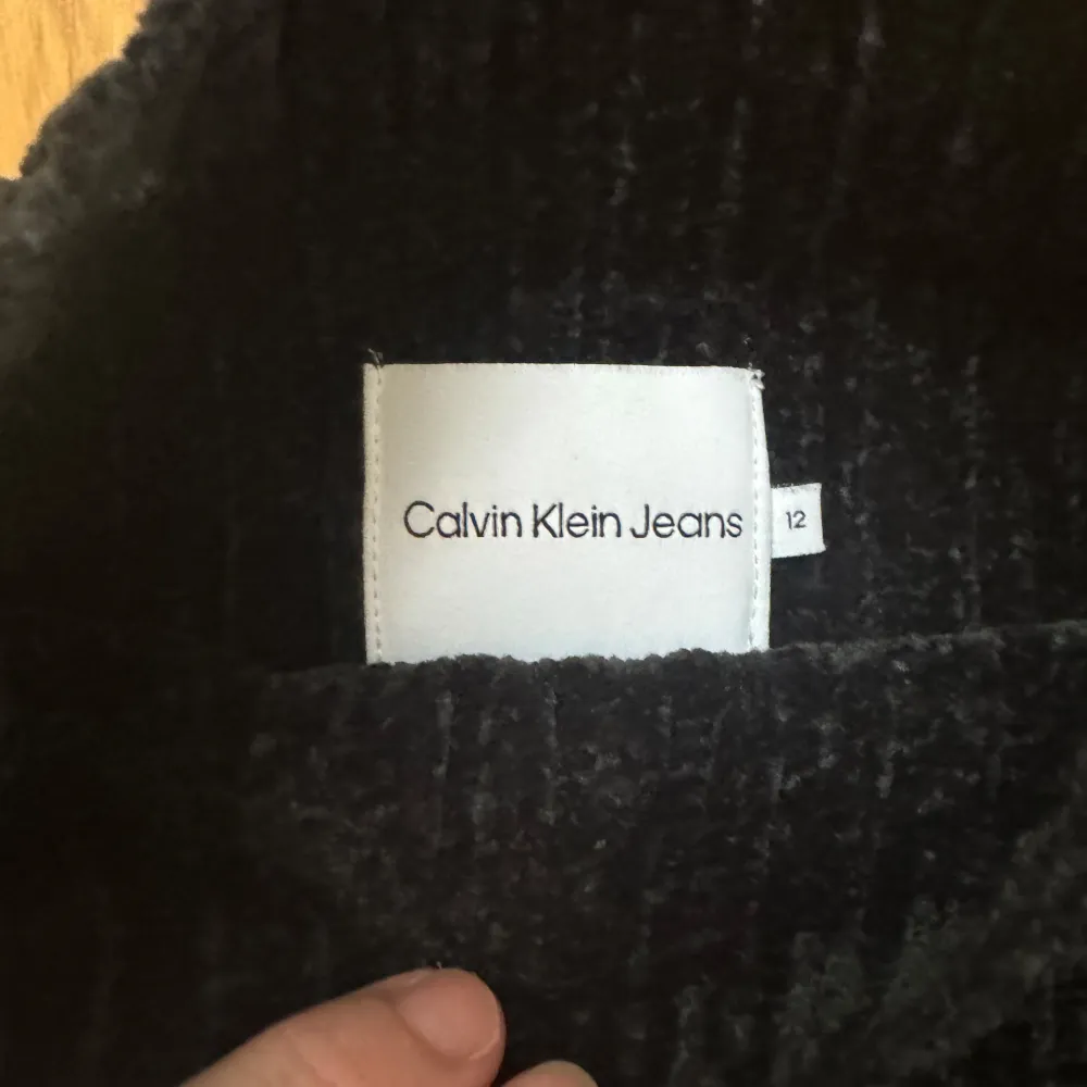 Croppad Calvin Klein tröja i jättemysigt material. storlek 12 BARNSTORLEK. Neuletakit & Villapaidat.