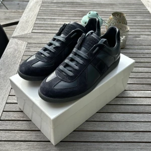 Maison Margeila GAT - Säljer dessa HELT NYA maison margeila gat i en snygg samt trendig marinblå färg. | Pris: 3000, men kan sänkas för jag är intresserad i en snabb affär. | Storlek 41 sitter sanningsenligt. | kom privat vid funderingar, mvh🙂 | 