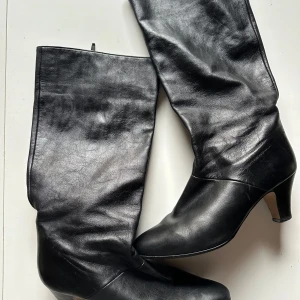 Svarta stövlar - Snygg svarta stövlar. Aldrig använda av mig, då de är för små. De är mellan 38.5-39, 5.5 i UK.