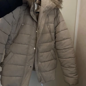 Jacka  - Den är använd en vinter 