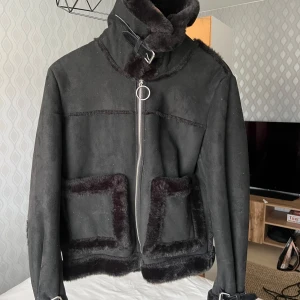 Jacka  - Jacka från NA-KD. Gott skick använd ett fåral gånger. 199kr. Nypris 999kr. Pris kan diskuteras😊