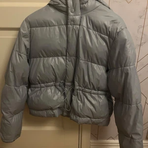 Puffer jacka - Jättefin puffer jacka med luva från Gina tricot. Köpt för 700-800kr minns inte exakt. Varm och bra skick, perfekt för vintern☺️