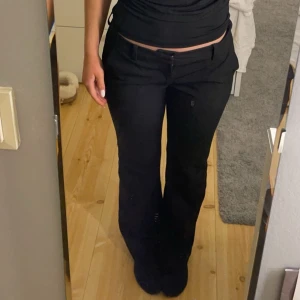 Vera kostymbyxor petite  -  Vera kostymbyxor petite från Bikbok storlek 36 , använda en gång ! Säljer då jag har två likadana💗nypris 500kr