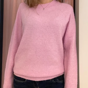 Ljusrosa tröja  - Ljusrosa stickad tröja, jättefin färg men tyvärr lite nopprig❤️