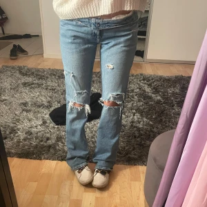 Jeans med hål  - Bootcut jeans med hål, säljs då jag råkade köpa en storlek för stor. I storlek 36 och stämmer i storlek