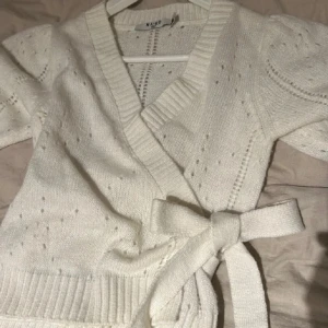 Stickad kofta - Vit stickad kofta, inga defekter passar xs-s